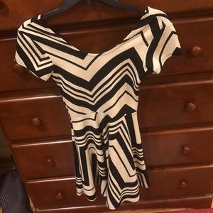 ZigZag line scoop dress